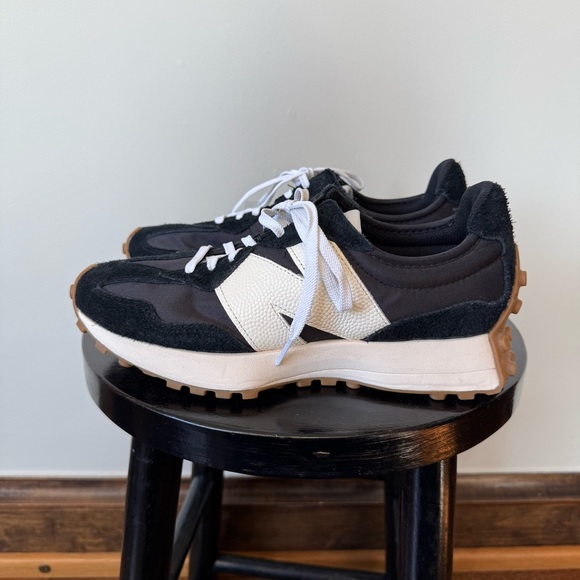 New! New Balance® 327 women's sneakers size 9.5 in black suede and white - Picture 2 of 7